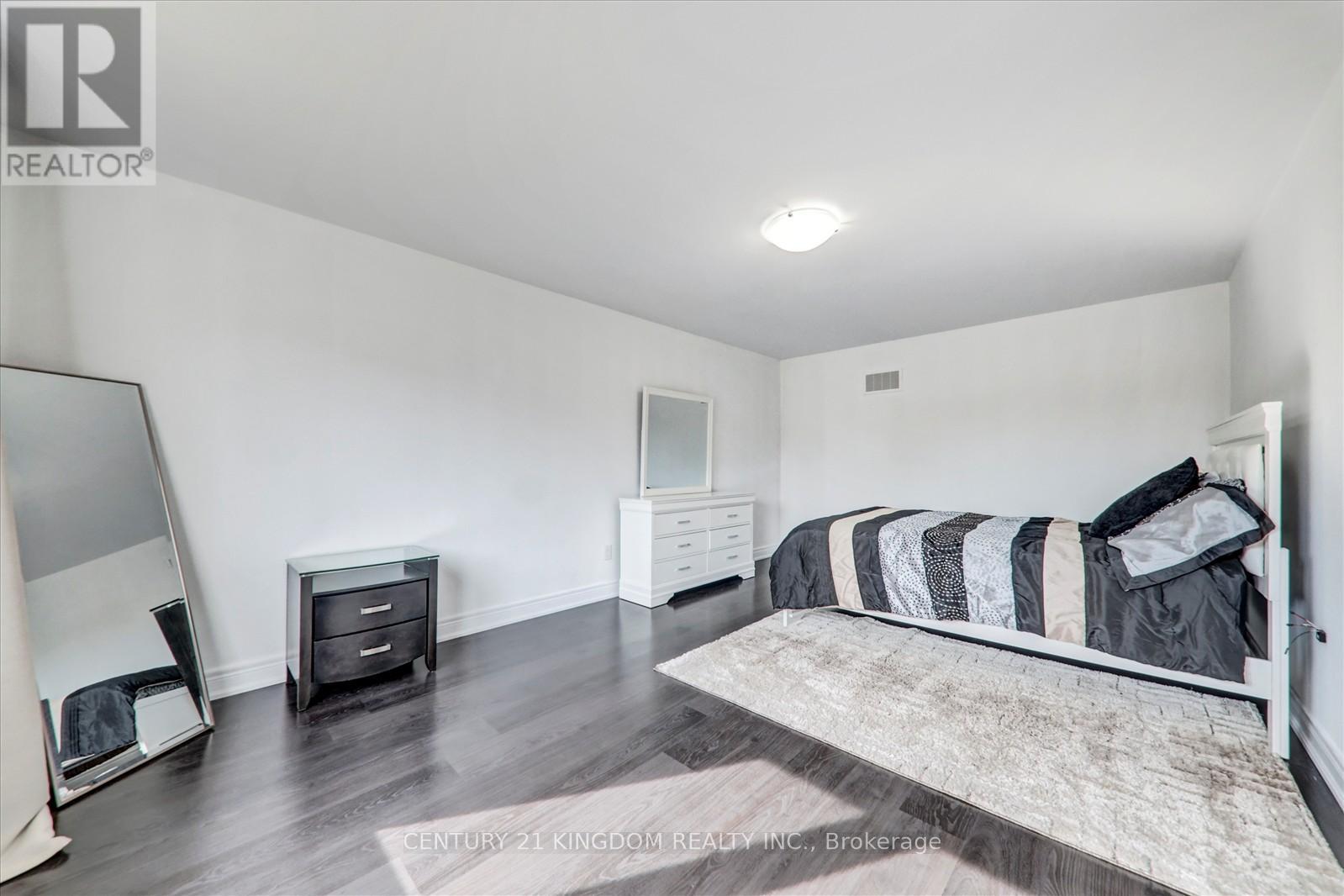 Photo 15 of 983 Langford Boulevard, Bradford West Gwillimbury ON