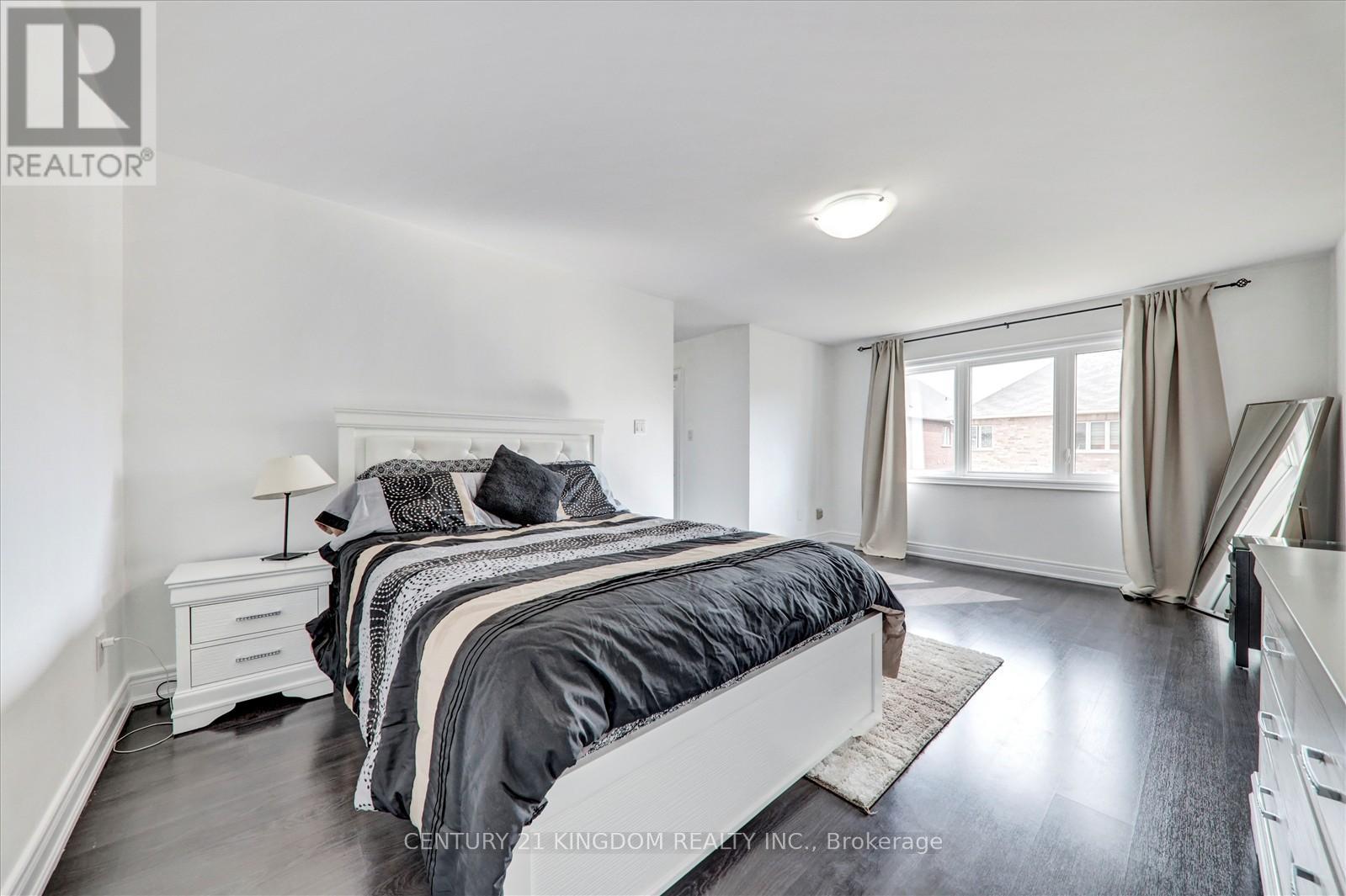 Photo 14 of 983 Langford Boulevard, Bradford West Gwillimbury ON
