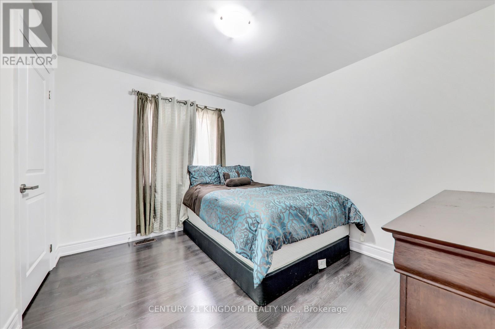 Photo 5 of 983 Langford Boulevard, Bradford West Gwillimbury ON