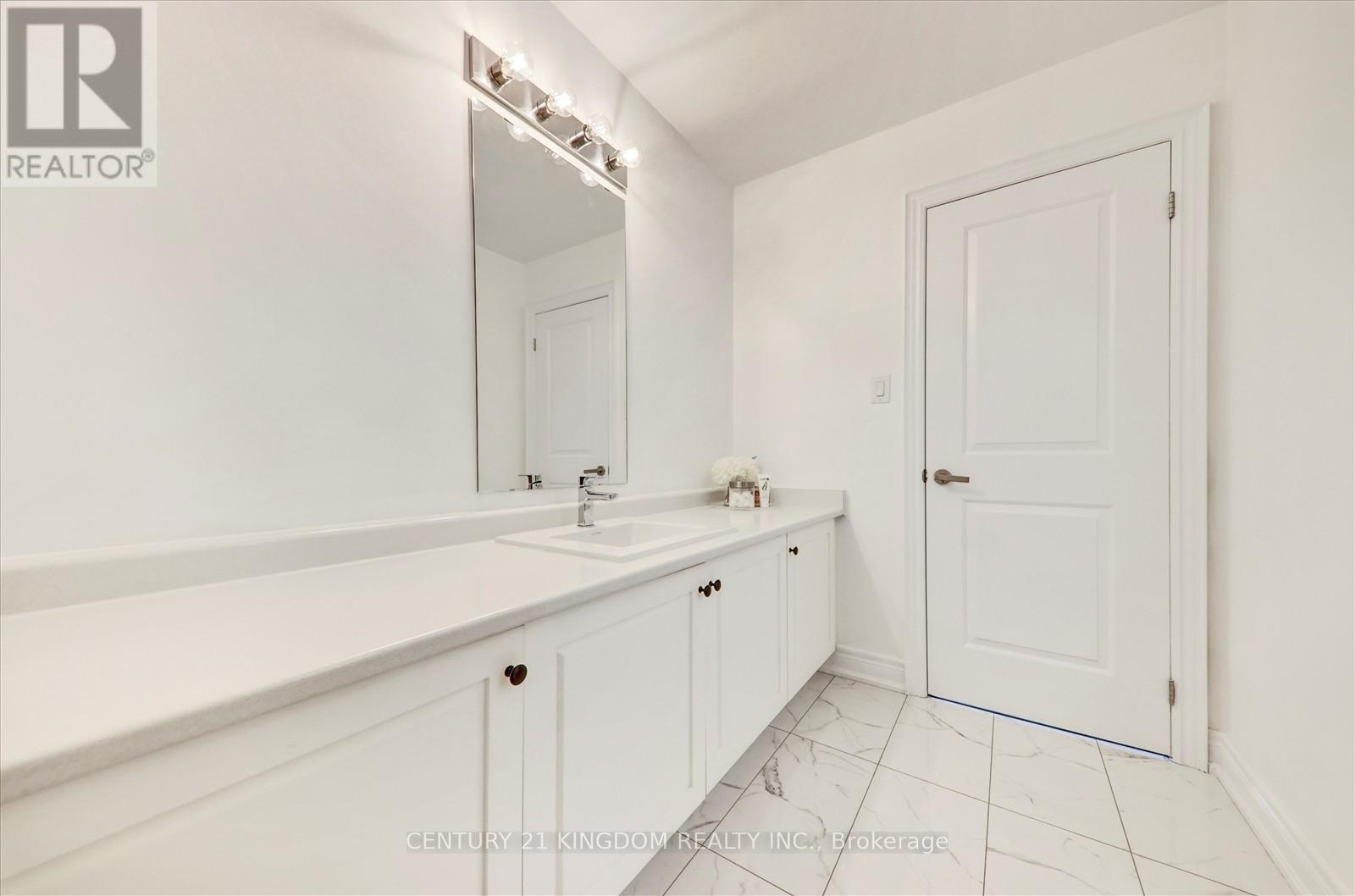 Photo 16 of 983 Langford Boulevard, Bradford West Gwillimbury ON