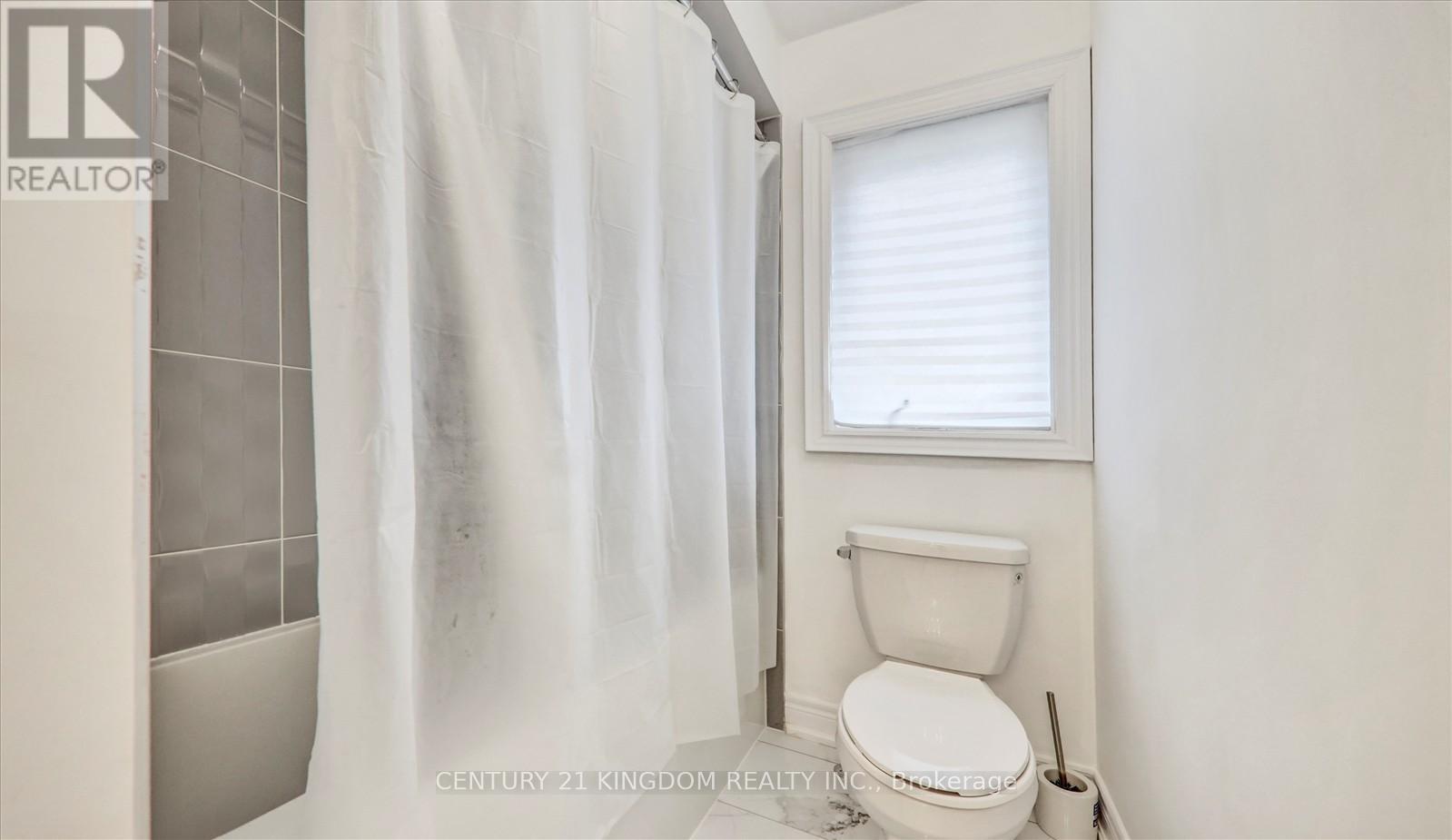 Photo 7 of 983 Langford Boulevard, Bradford West Gwillimbury ON