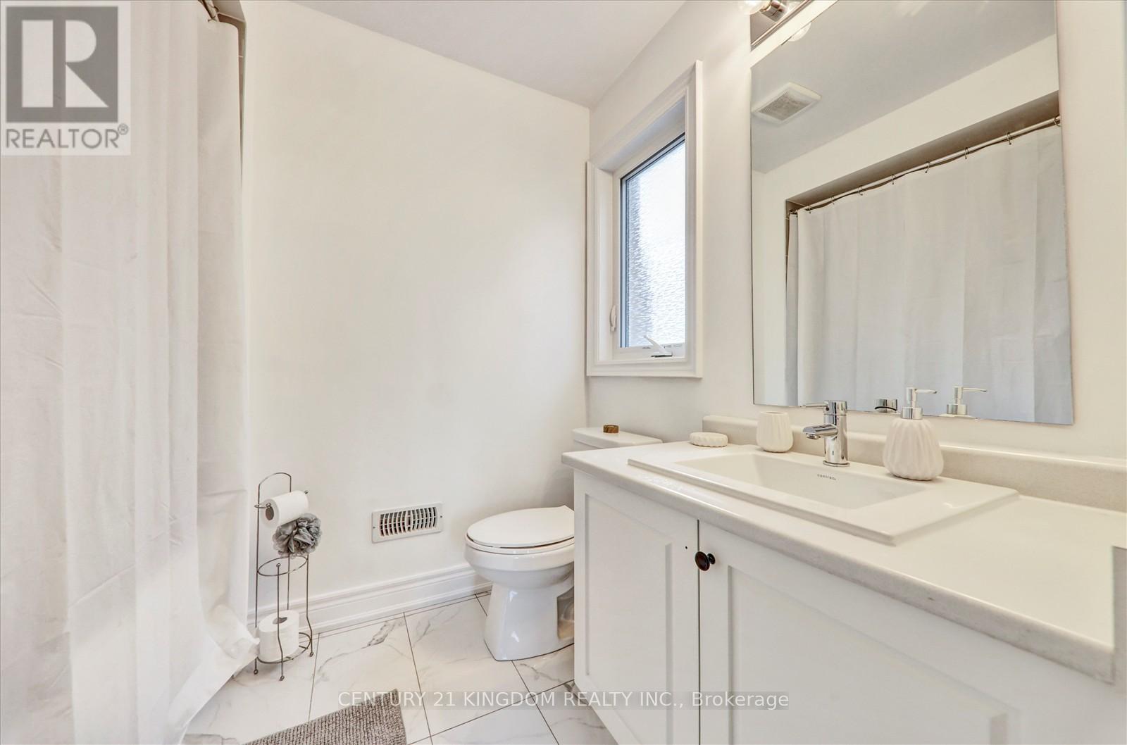 Photo 24 of 983 Langford Boulevard, Bradford West Gwillimbury ON