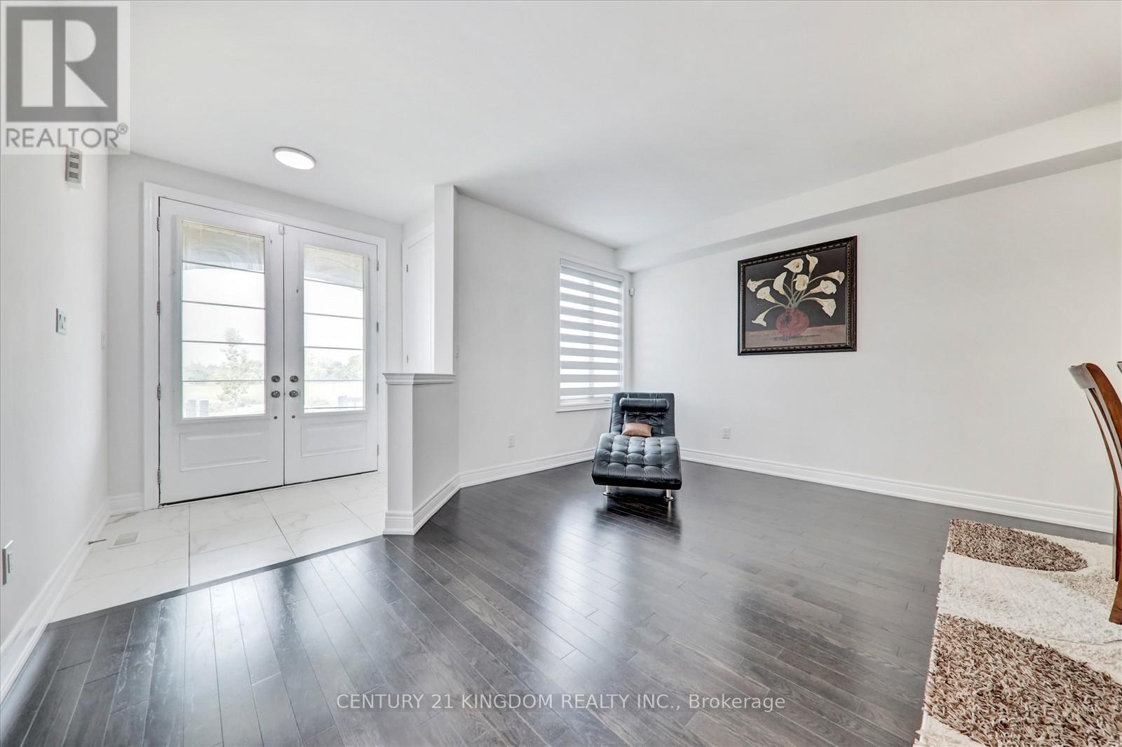 Photo 9 of 983 Langford Boulevard, Bradford West Gwillimbury ON