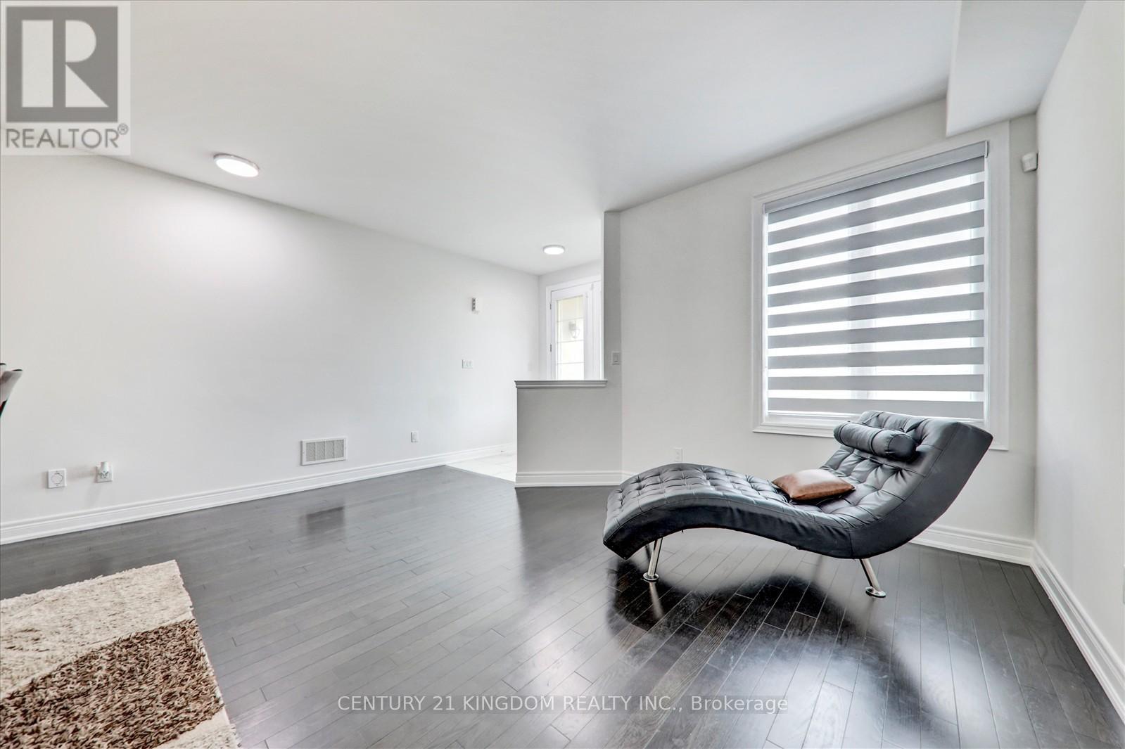 Photo 32 of 983 Langford Boulevard, Bradford West Gwillimbury ON