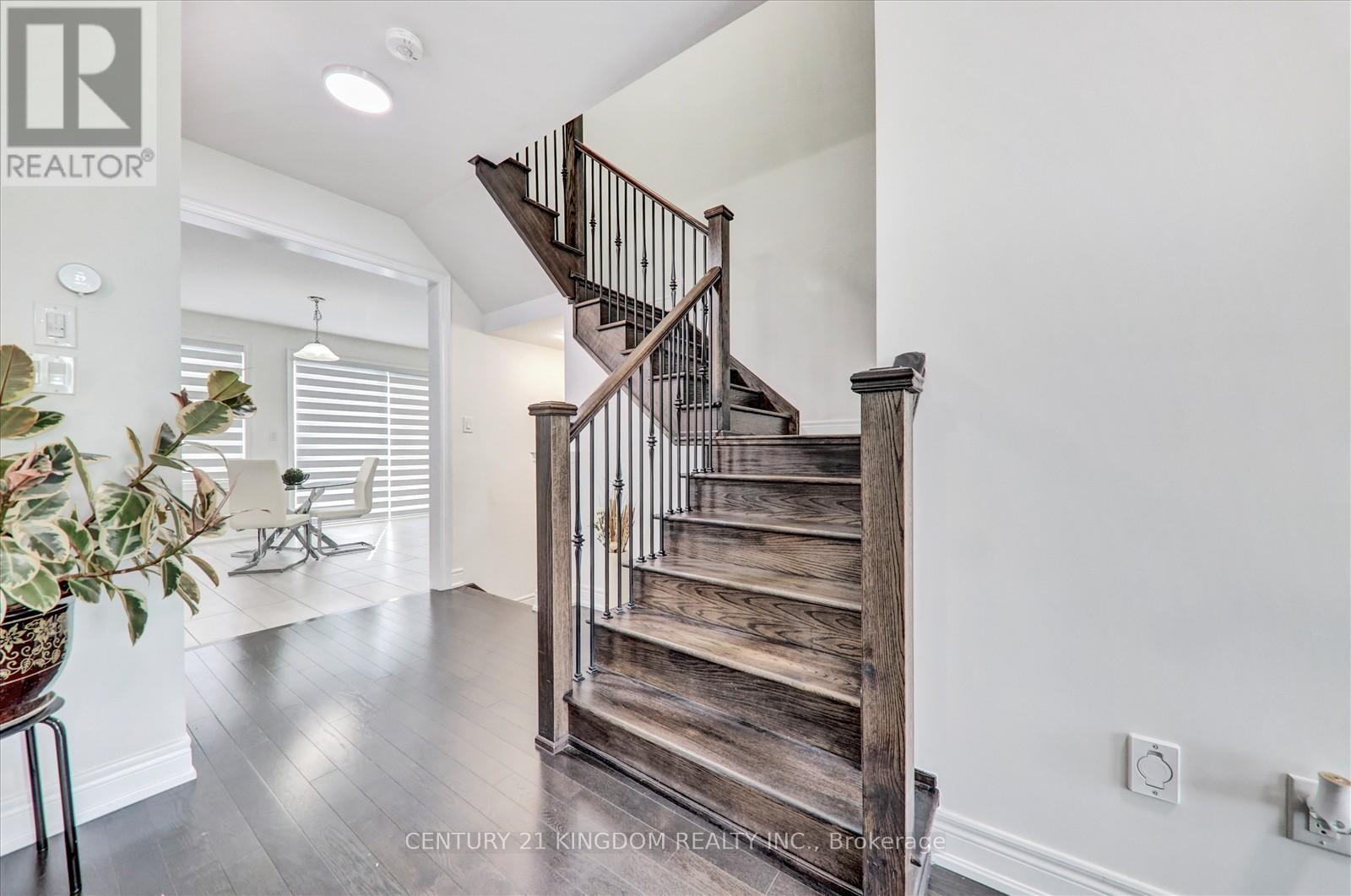 Photo 8 of 983 Langford Boulevard, Bradford West Gwillimbury ON