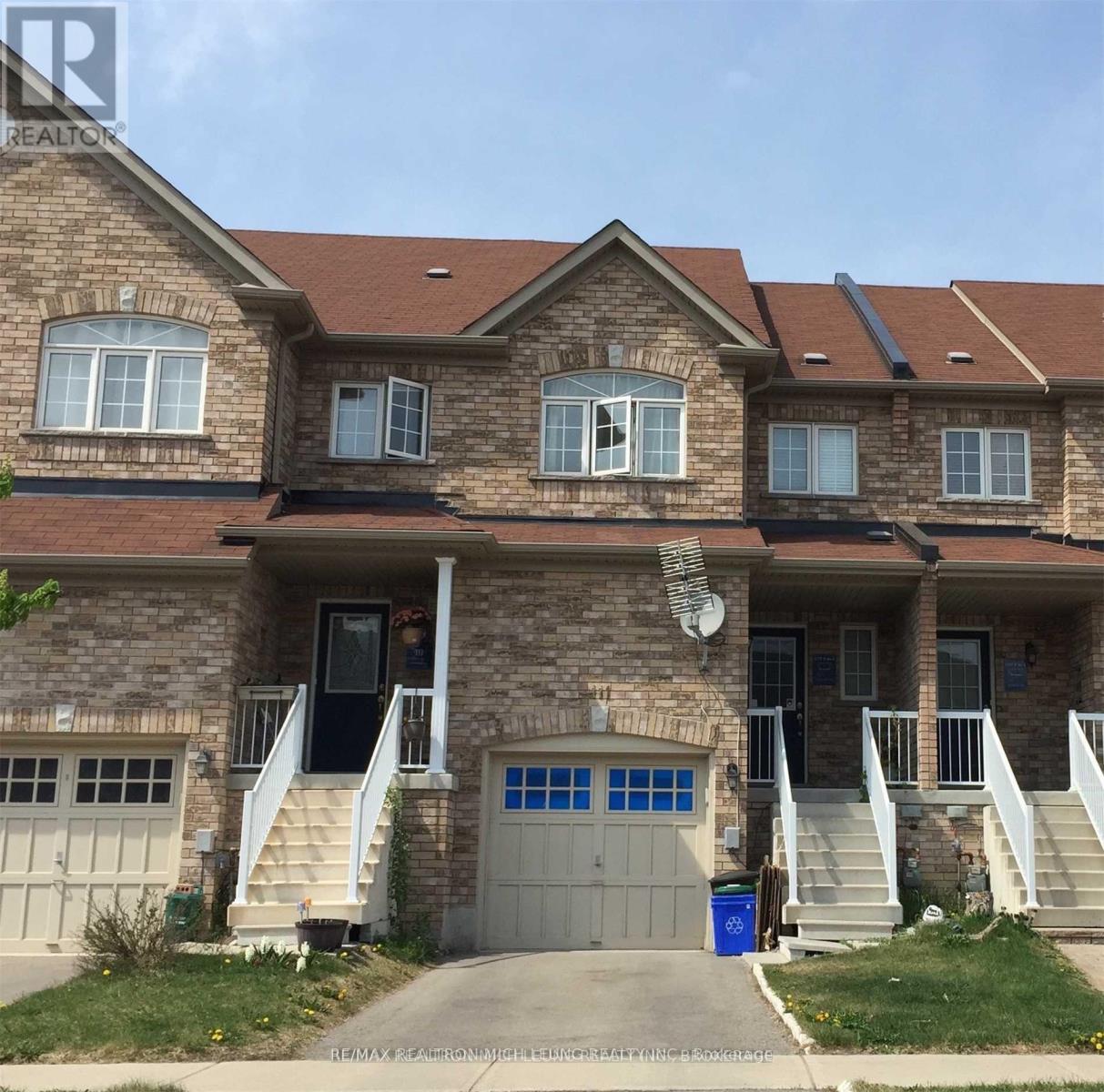 Photo 3 of 111 Amulet Crescent, Richmond Hill ON