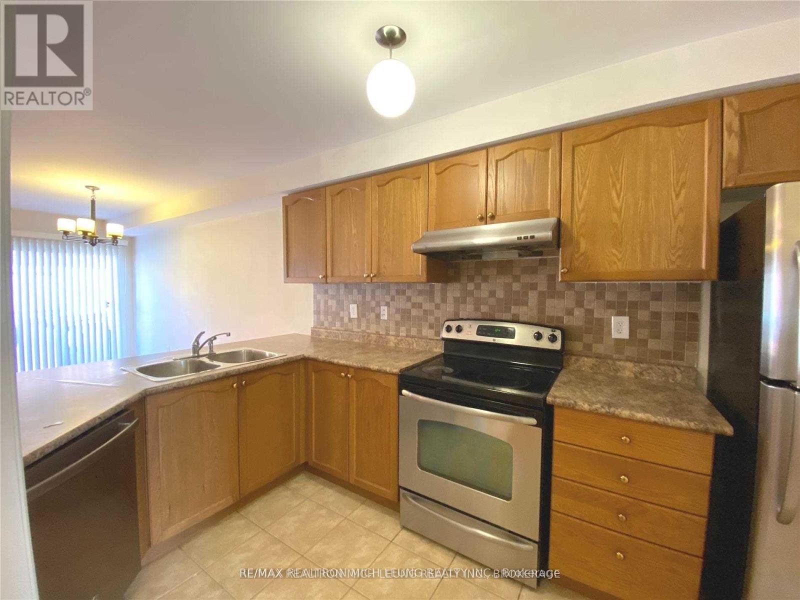 Photo 23 of 111 Amulet Crescent, Richmond Hill ON