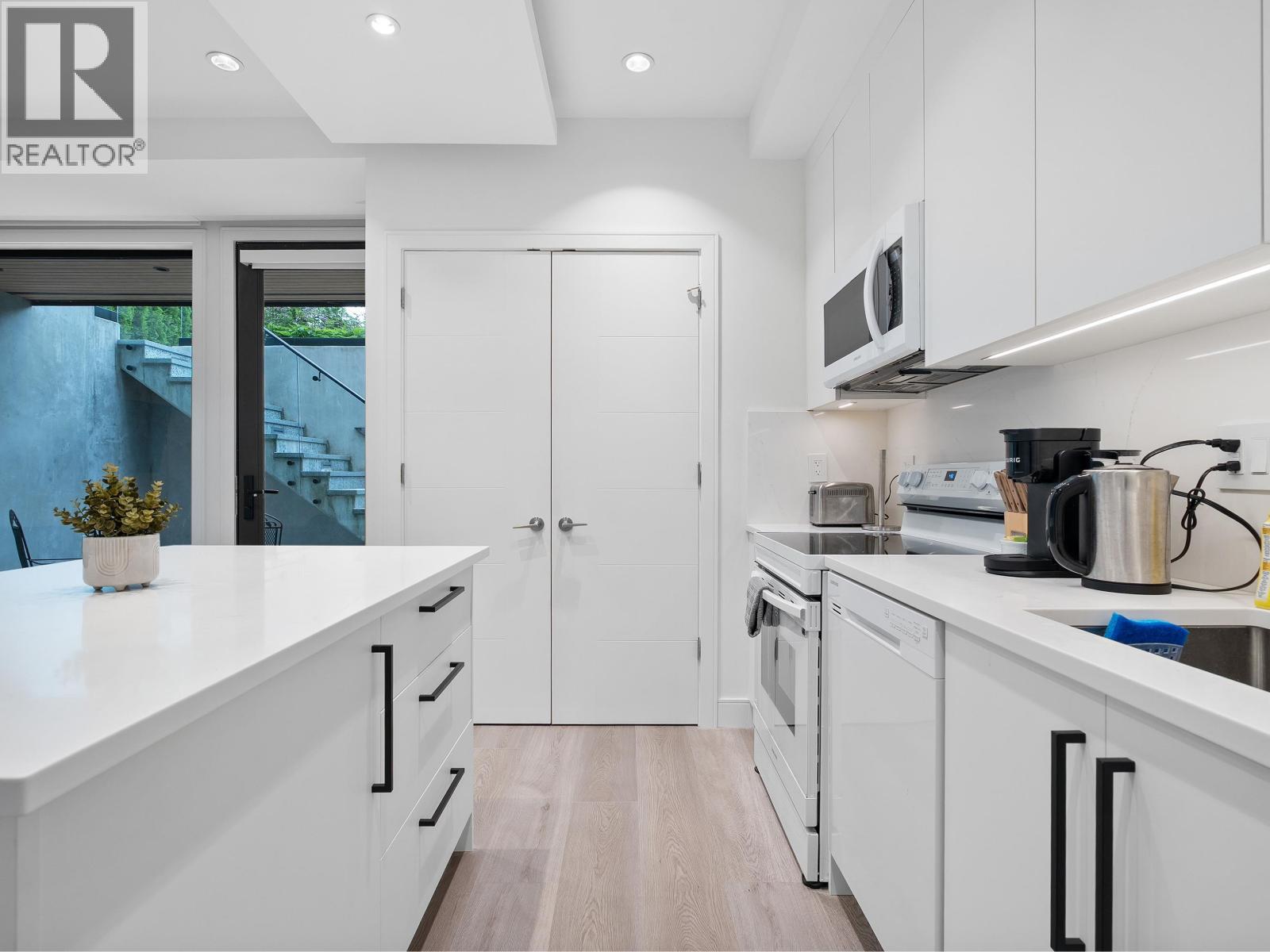 Photo 3 of 1295 Duchess Avenue, West Vancouver BC