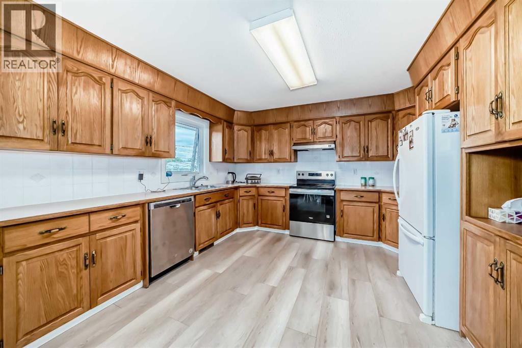 Photo 4 of 5114 57 Ave, Ponoka AB