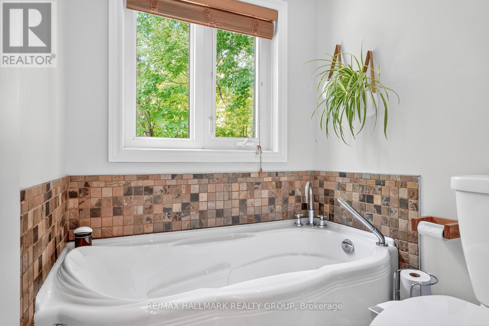 Photo 15 of 30 Oakhurst Crescent, Ottawa ON