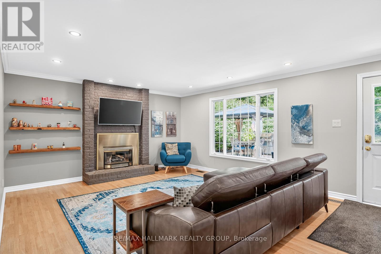 Photo 2 of 30 Oakhurst Crescent, Ottawa ON