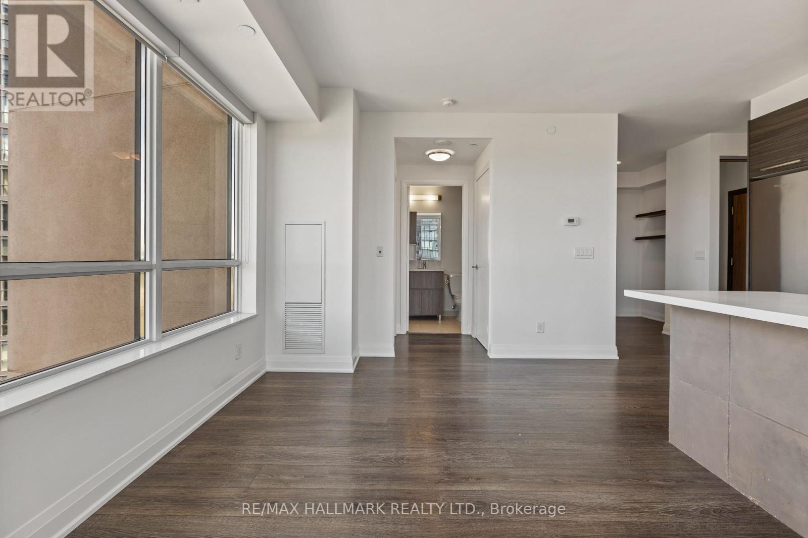 Photo 4 of 1909 36 Park Lawn Road, Toronto ON