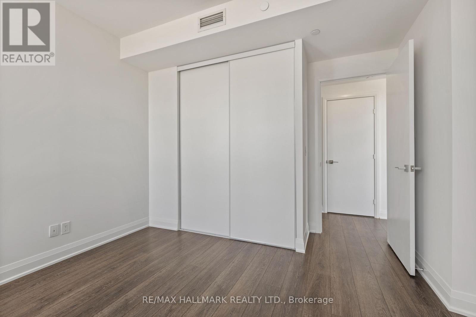 Photo 3 of 1909 36 Park Lawn Road, Toronto ON