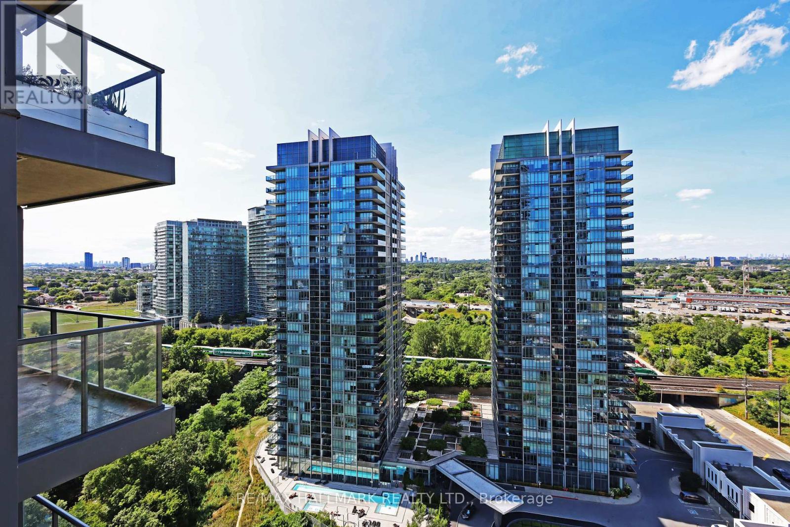 Photo 2 of 1909 36 Park Lawn Road, Toronto ON