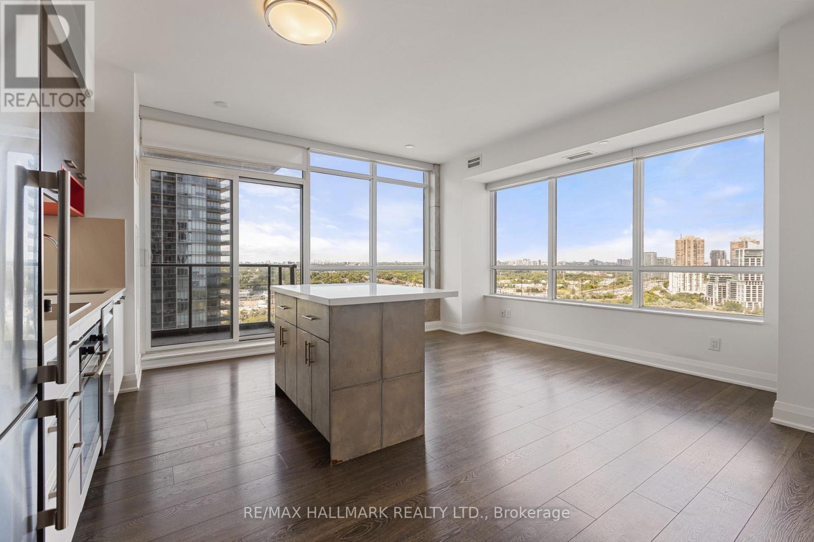 Photo 5 of 1909 36 Park Lawn Road, Toronto ON