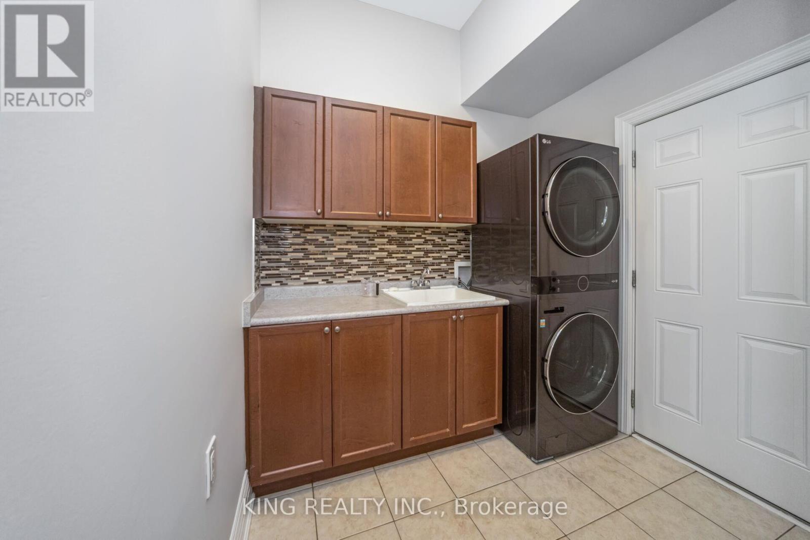 Photo 2 of 136 Coastline Drive, Brampton ON