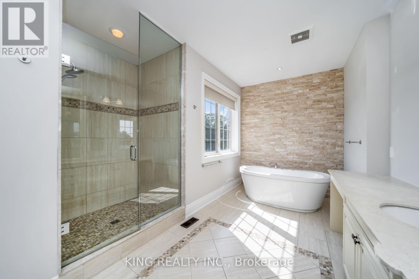 Photo 15 of 136 Coastline Drive, Brampton ON