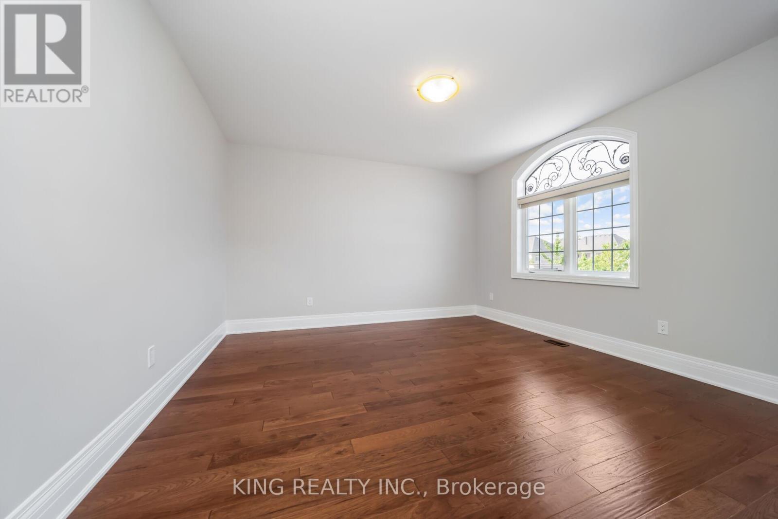 Photo 31 of 136 Coastline Drive, Brampton ON