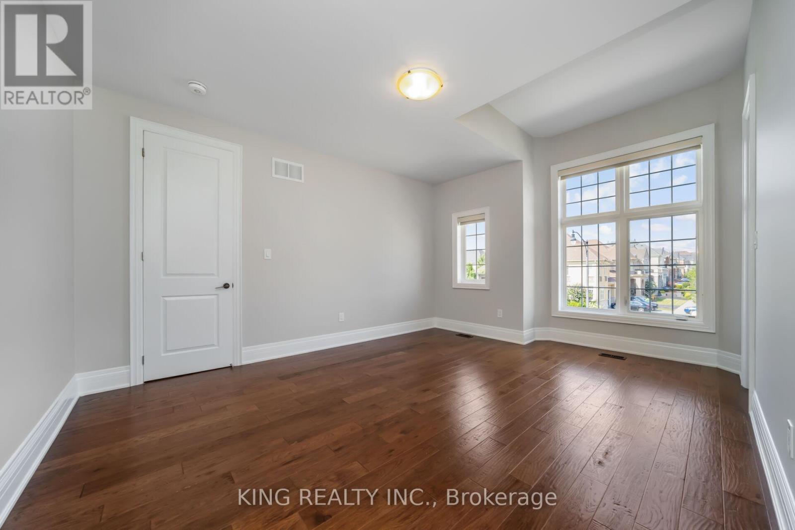 Photo 4 of 136 Coastline Drive, Brampton ON