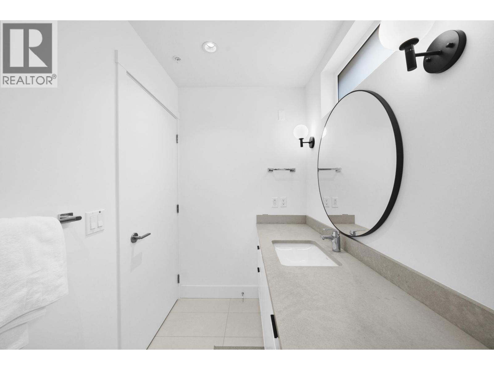 Photo 10 of 6816 Oak Street, Vancouver BC