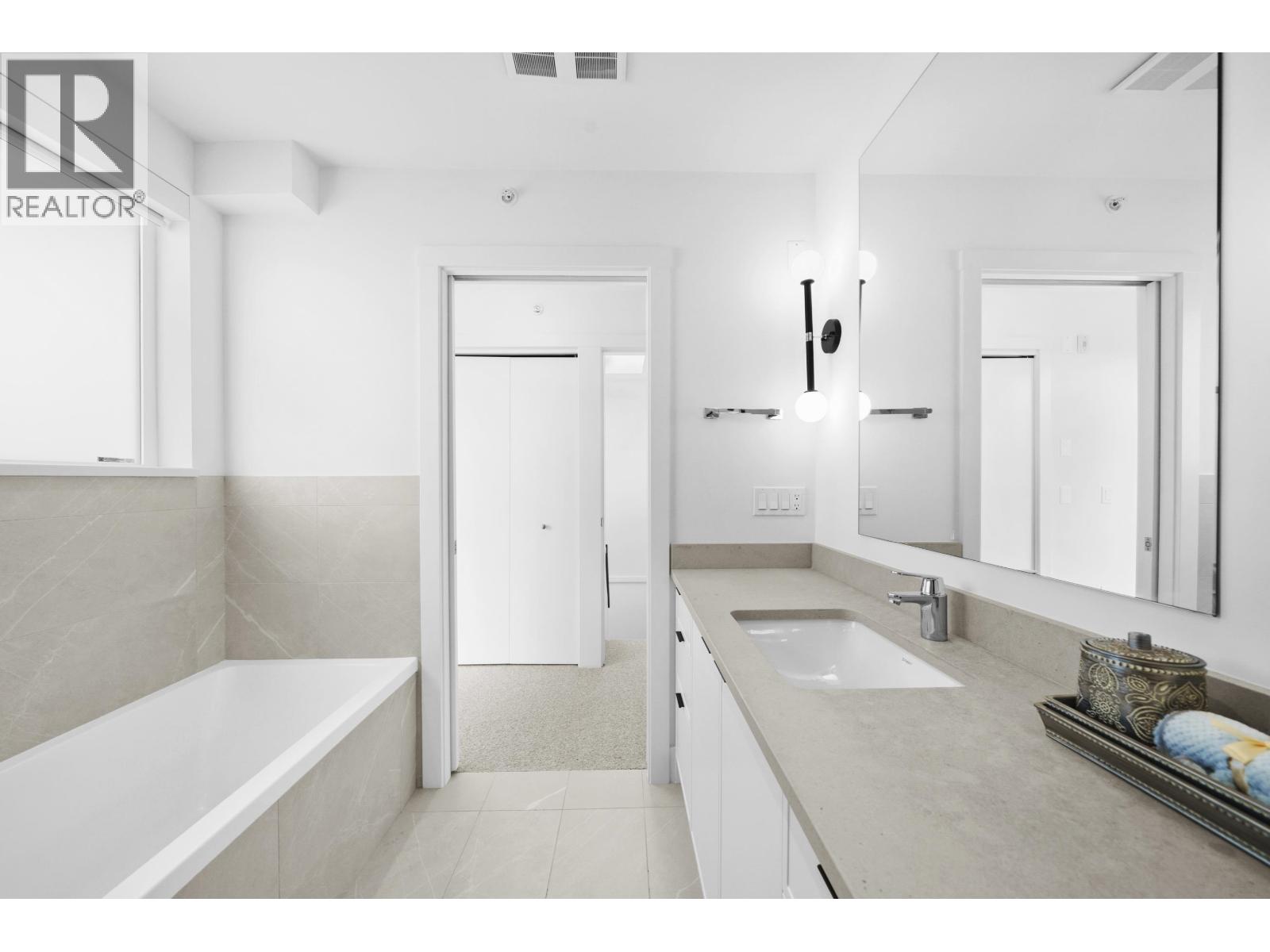 Photo 8 of 6816 Oak Street, Vancouver BC
