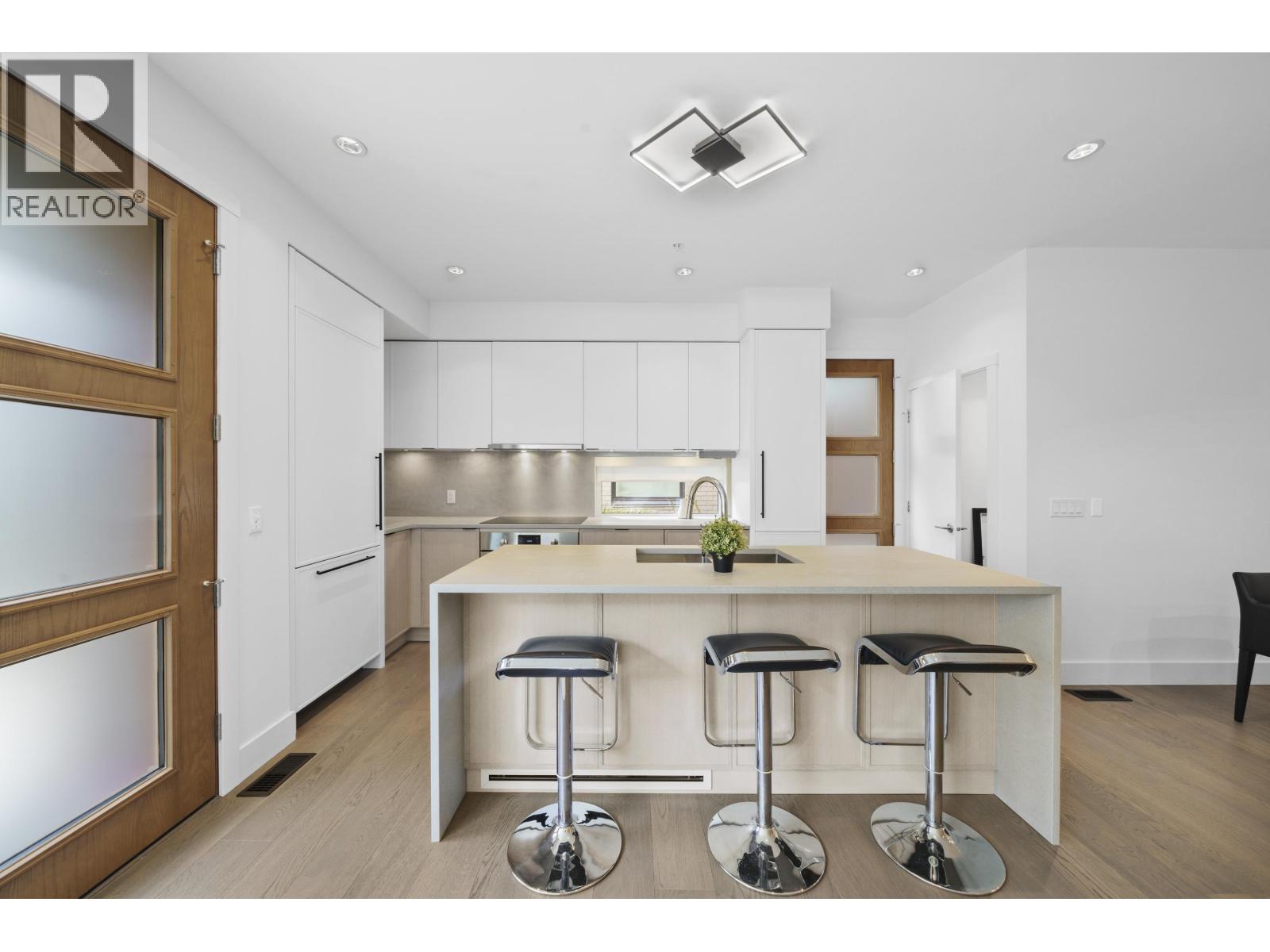 Photo 23 of 6816 Oak Street, Vancouver BC