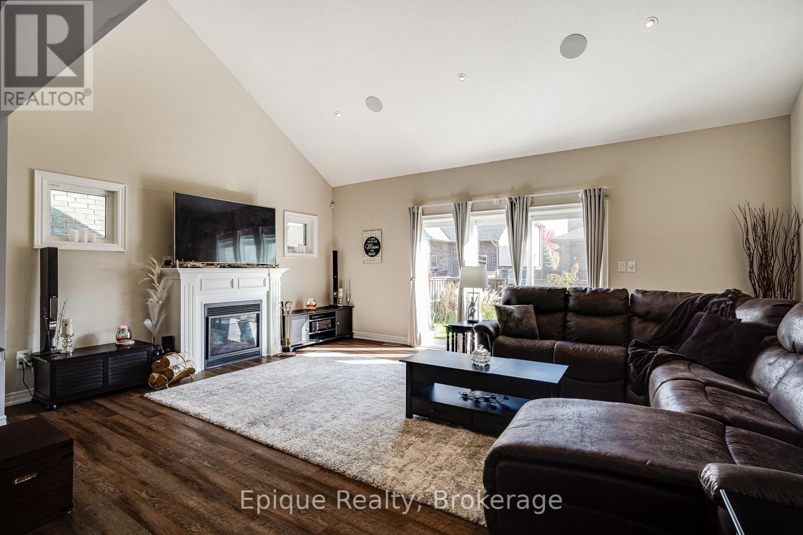 Photo 13 of 68 Roselawn Crescent, Welland ON