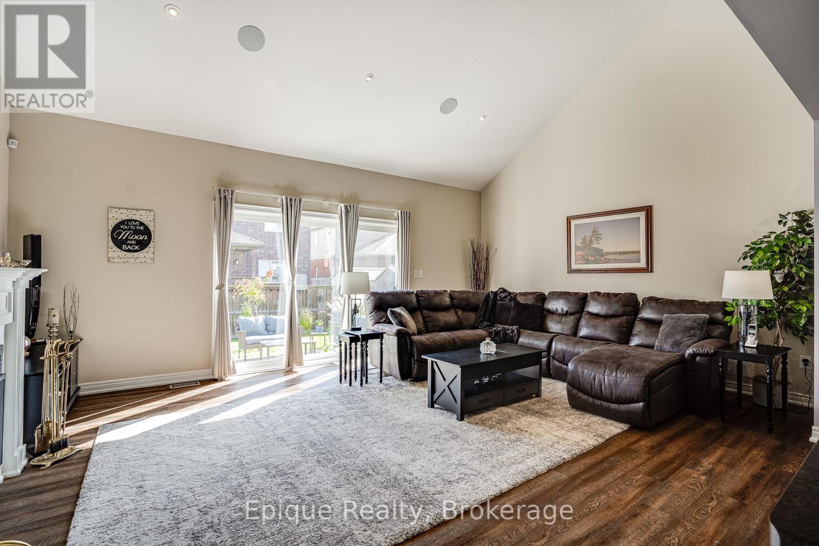 Photo 14 of 68 Roselawn Crescent, Welland ON