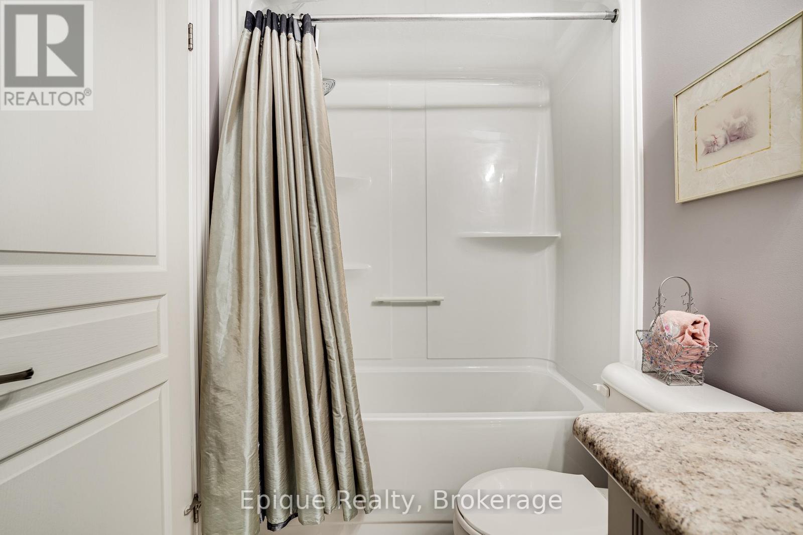 Photo 25 of 68 Roselawn Crescent, Welland ON