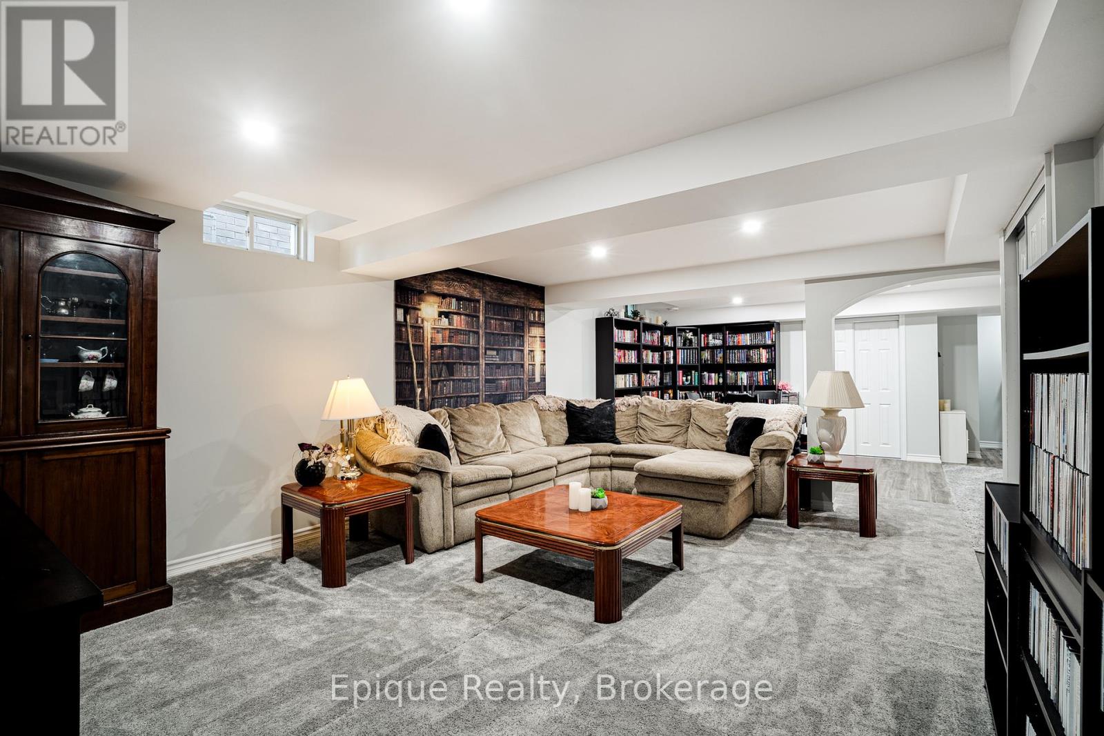 Photo 26 of 68 Roselawn Crescent, Welland ON