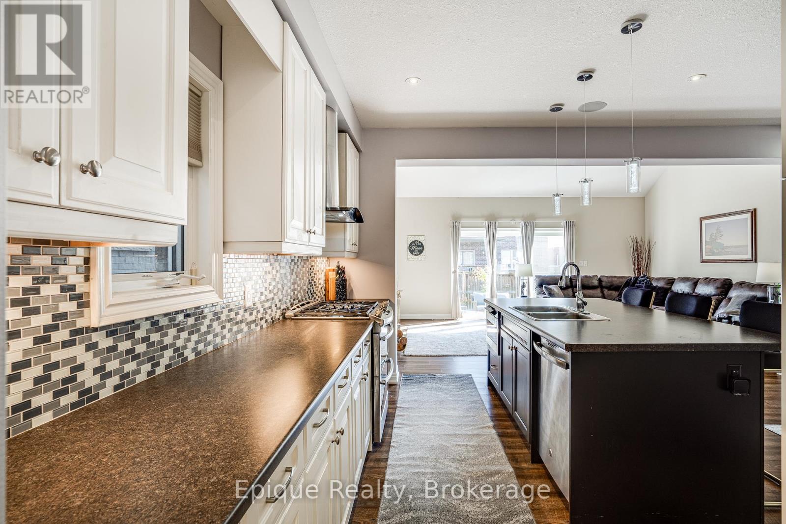 Photo 6 of 68 Roselawn Crescent, Welland ON