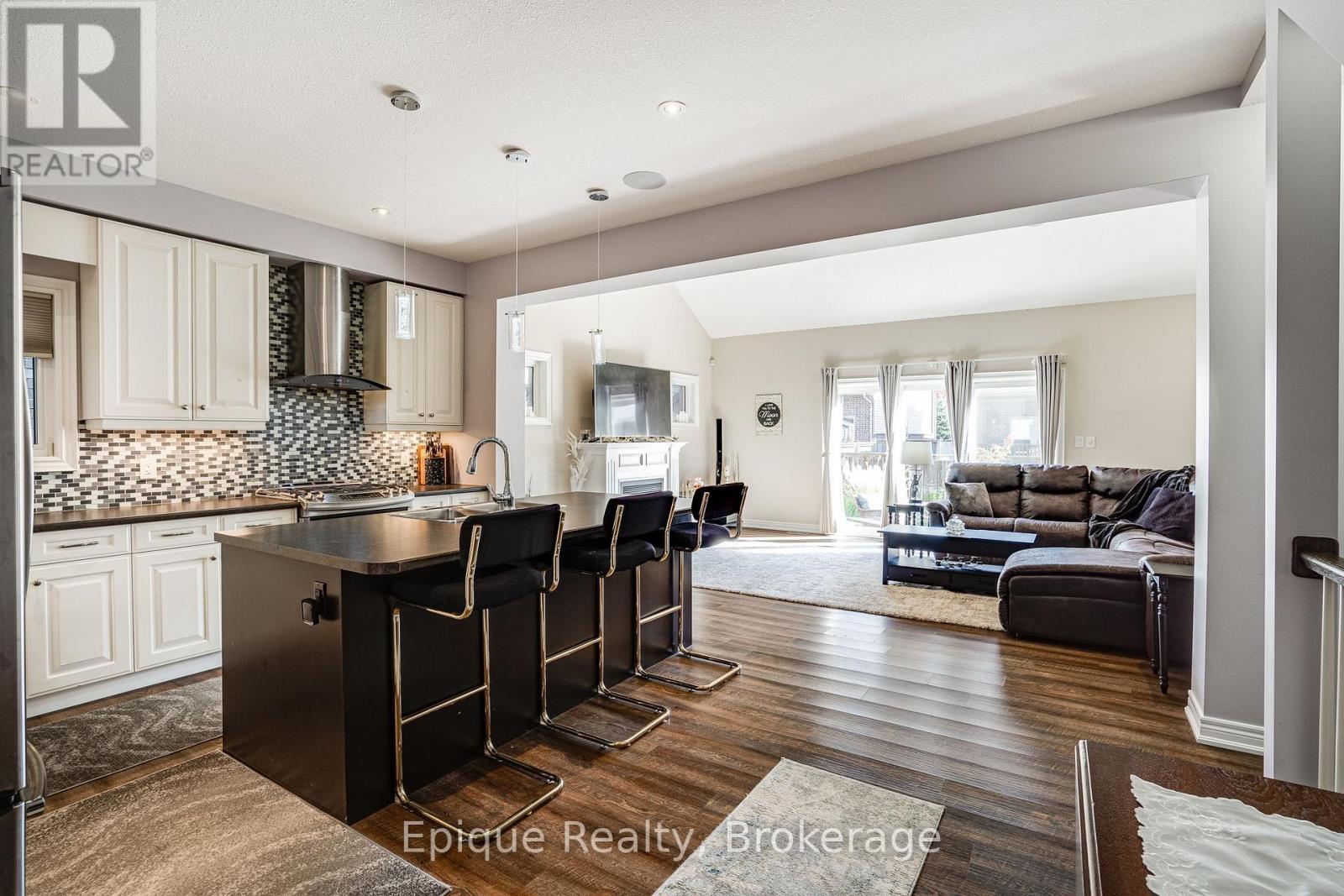 Photo 8 of 68 Roselawn Crescent, Welland ON