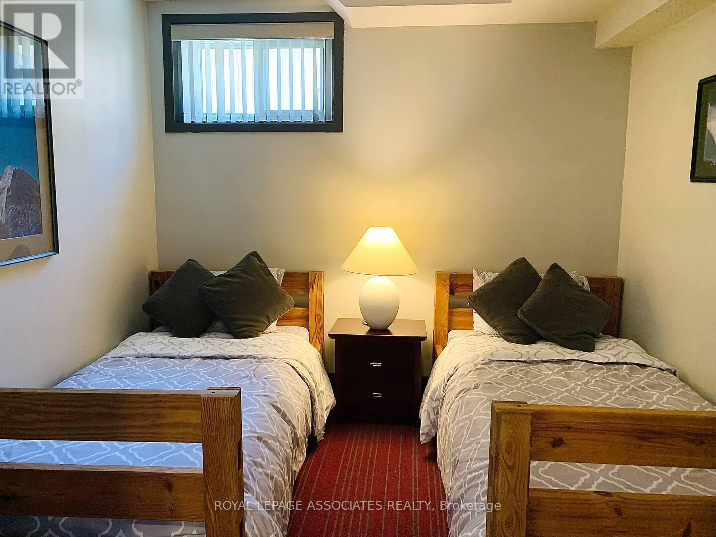 Photo 3 of 102 Campbell Crescent, Blue Mountains ON