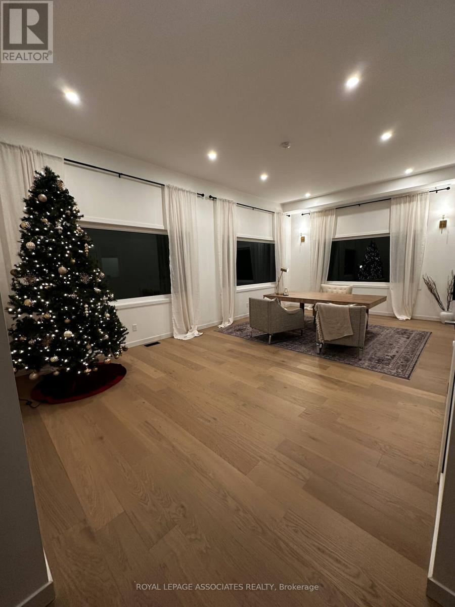 Photo 2 of 102 Campbell Crescent, Blue Mountains ON