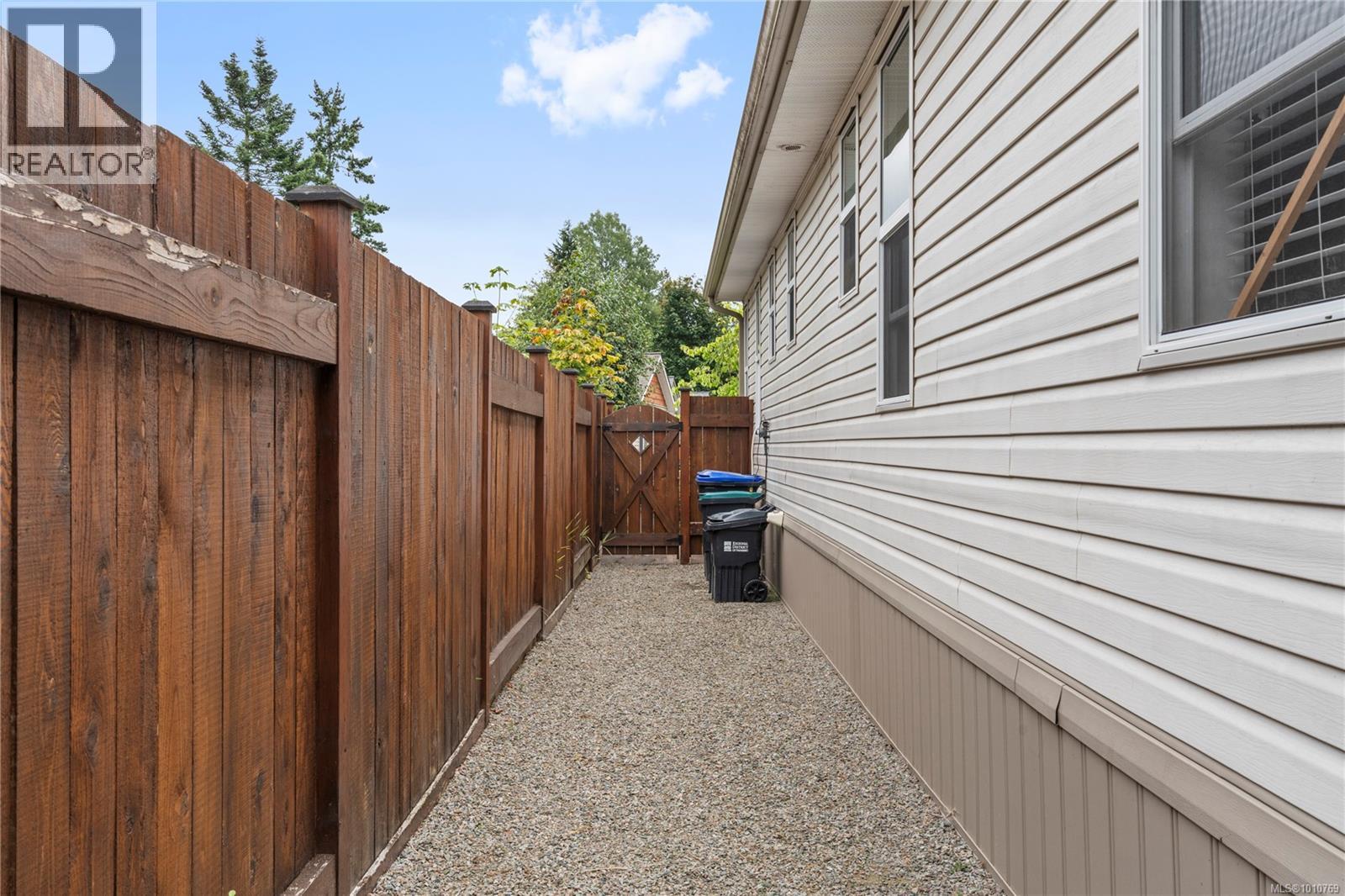 Photo 15 of 24 3704 Melrose Rd, Whiskey Creek BC
