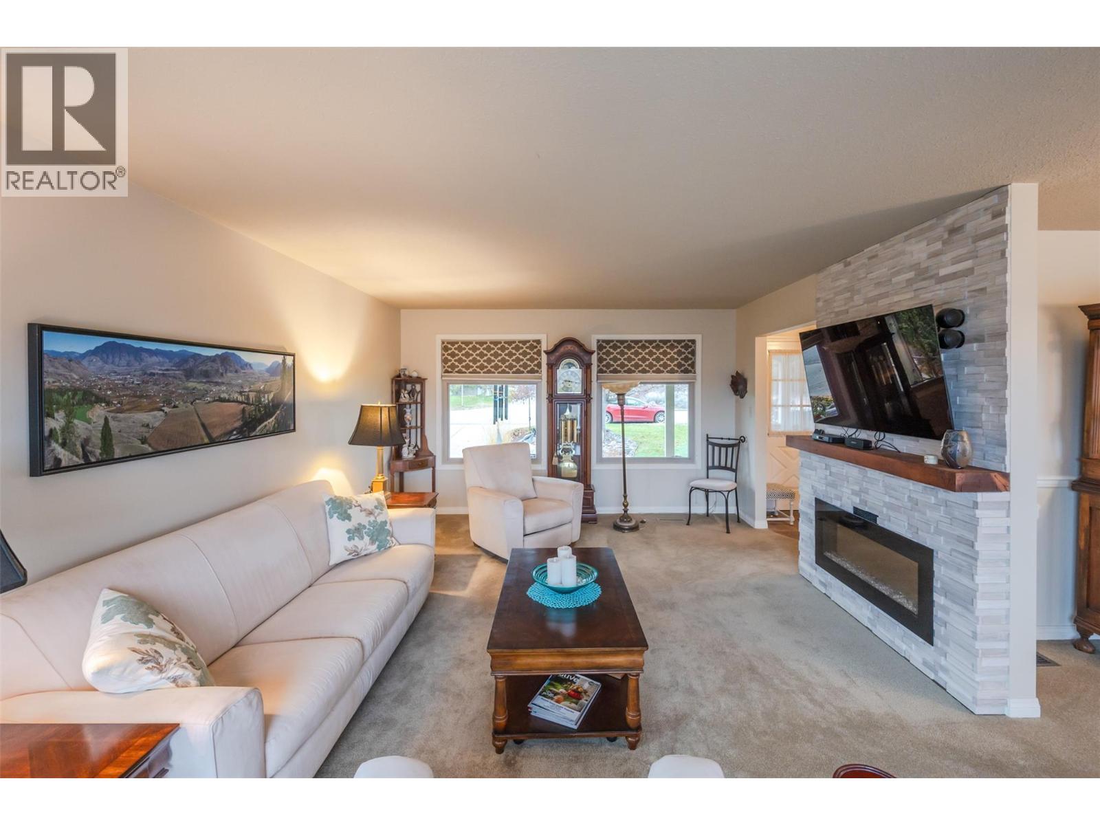 Photo 3 of 949 Panorama Crescent, Oliver BC