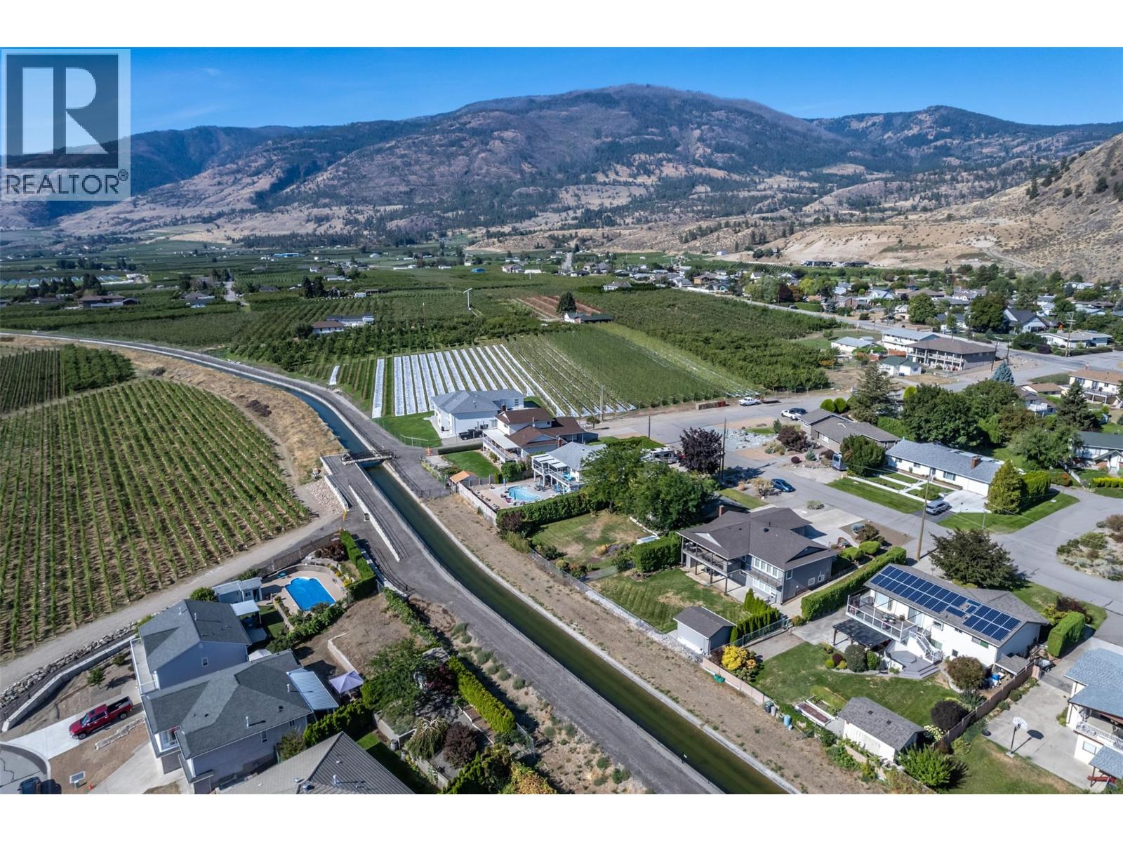 Photo 14 of 949 Panorama Crescent, Oliver BC
