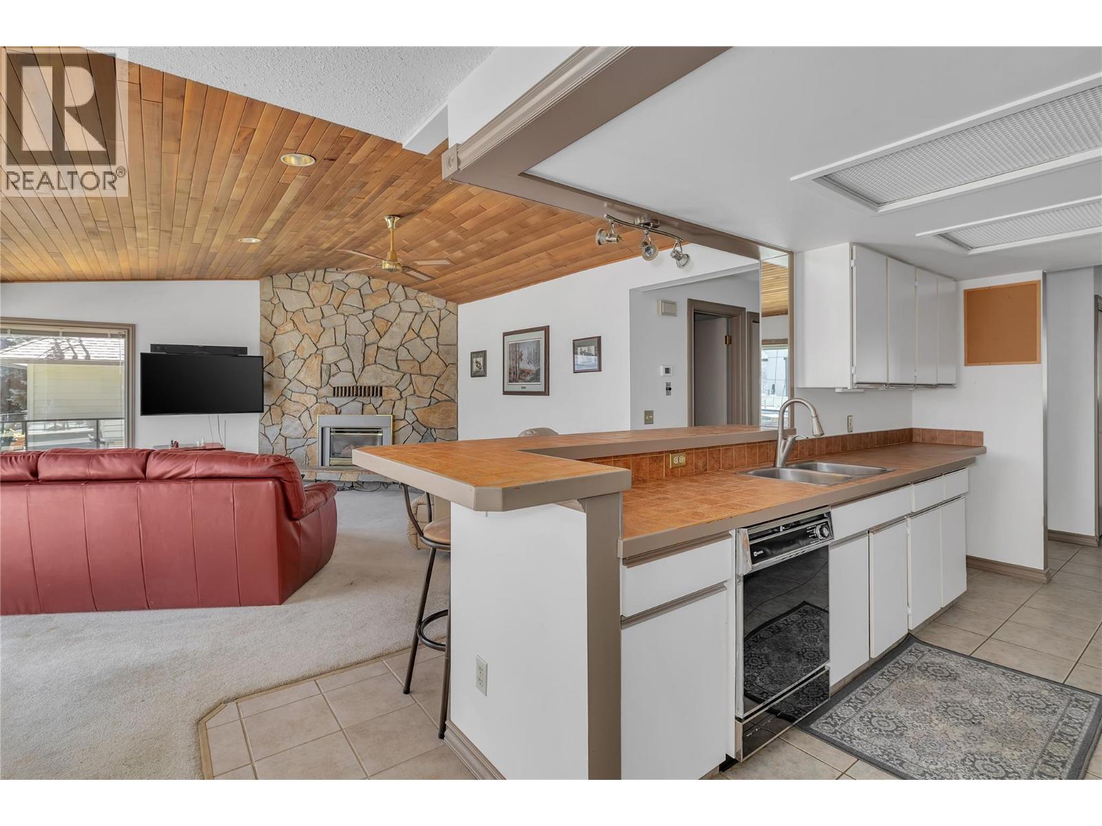 209 4340B Beach Avenue, Peachland