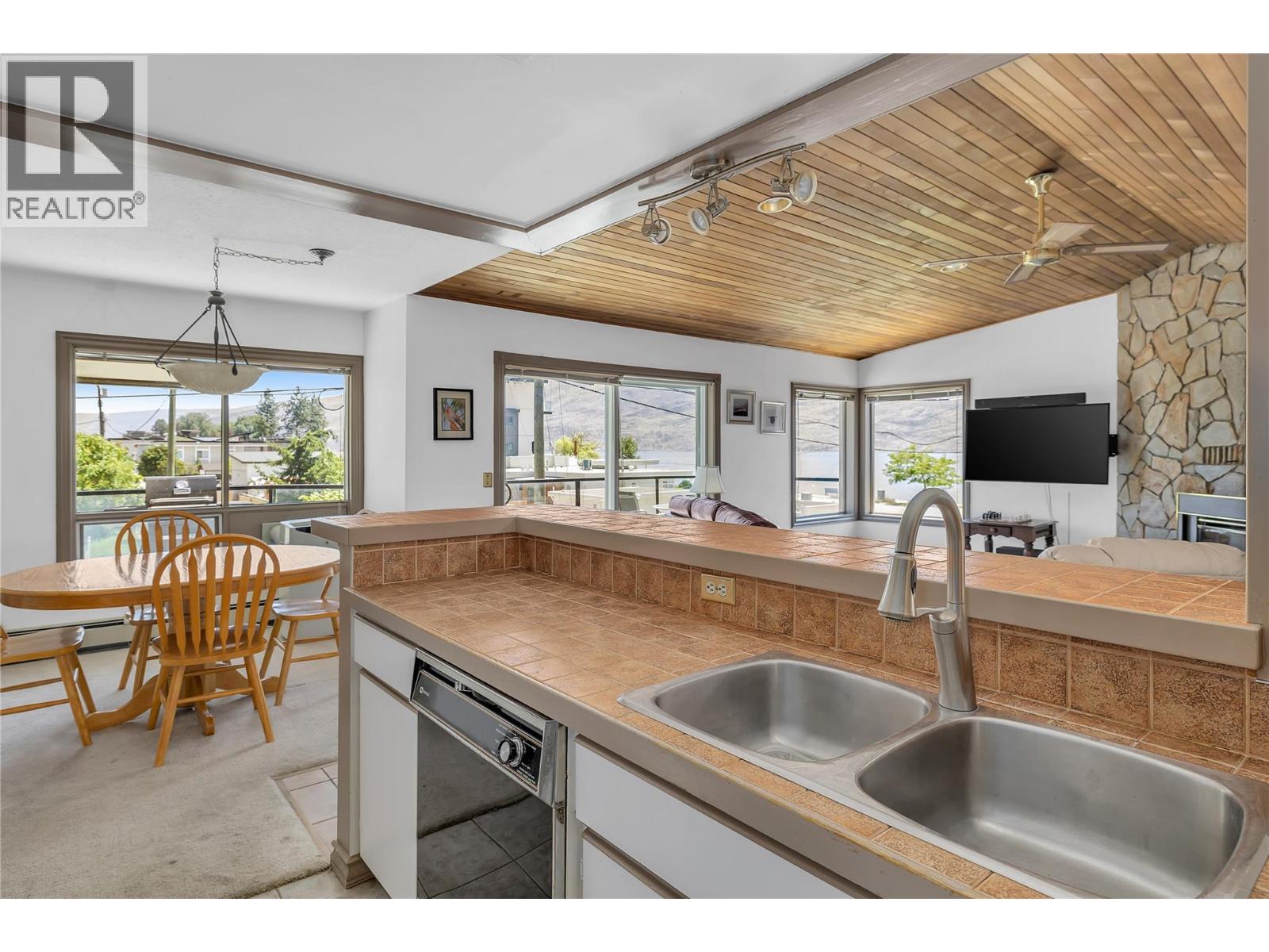 209 4340B Beach Avenue, Peachland