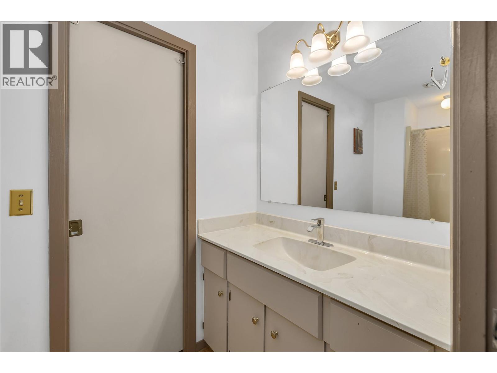 209 4340B Beach Avenue, Peachland