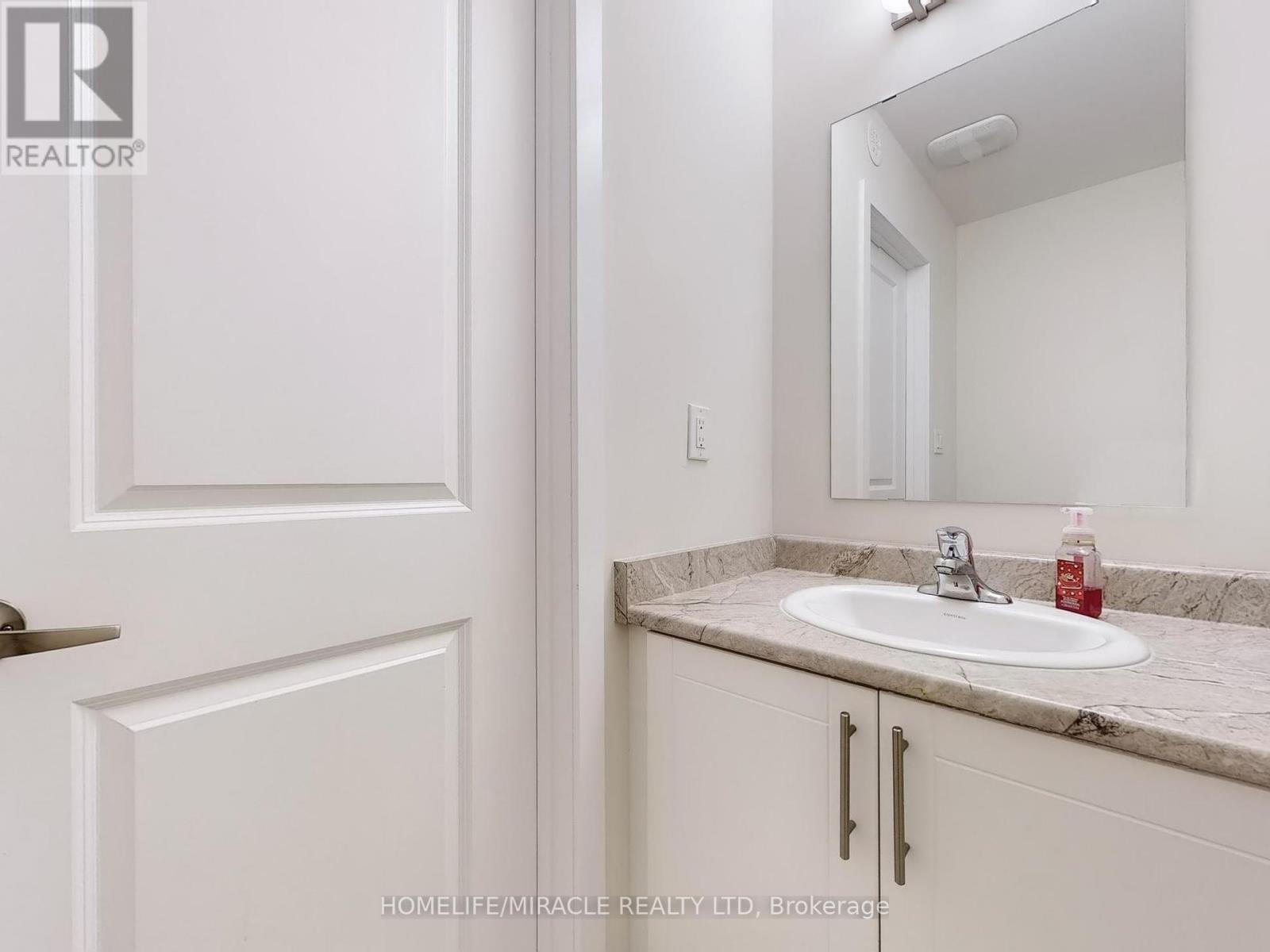 Photo 10 of 41 Kintall Way, Vaughan ON