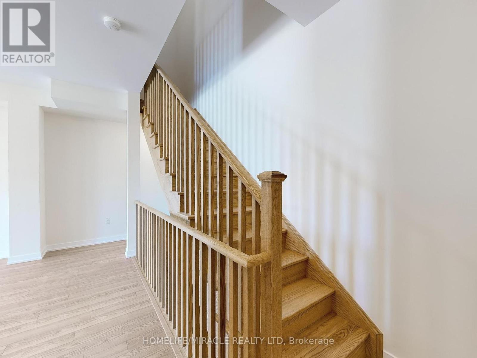 Photo 11 of 41 Kintall Way, Vaughan ON