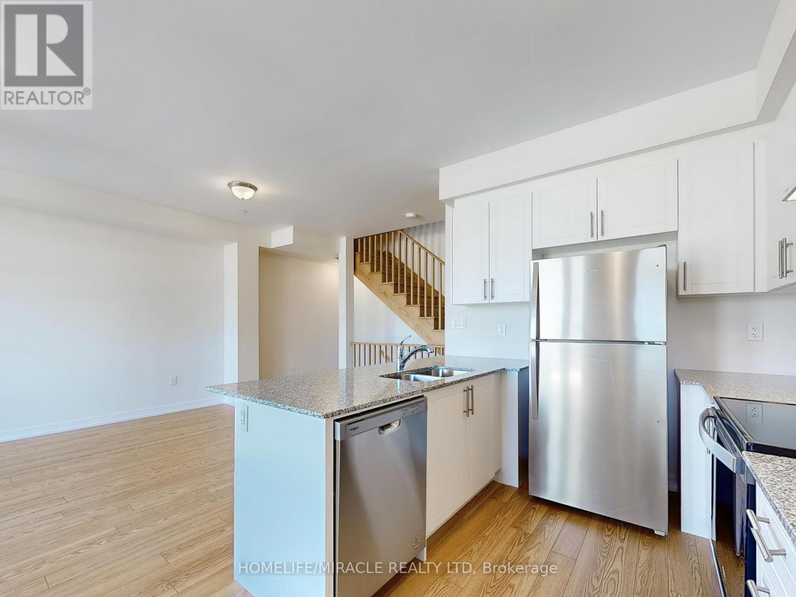 Photo 7 of 41 Kintall Way, Vaughan ON