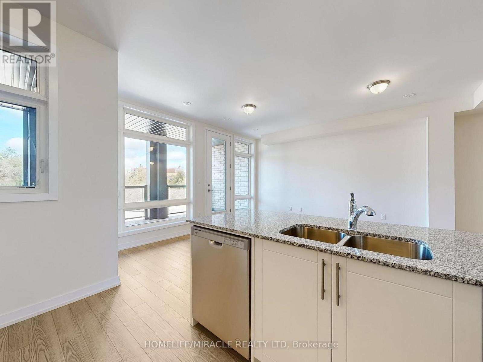 Photo 9 of 41 Kintall Way, Vaughan ON