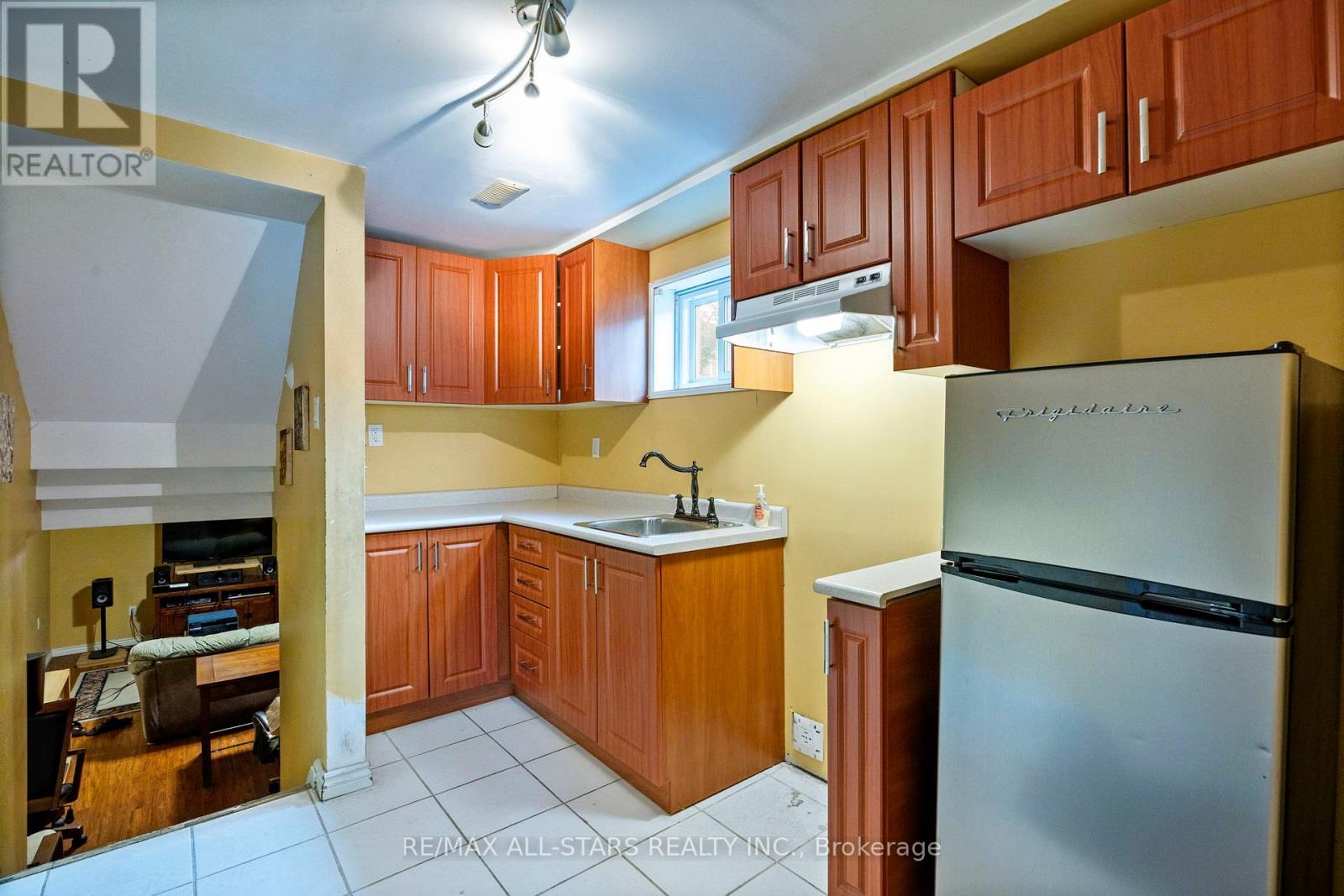 Photo 9 of 54 Kennaley Crescent E, Toronto ON