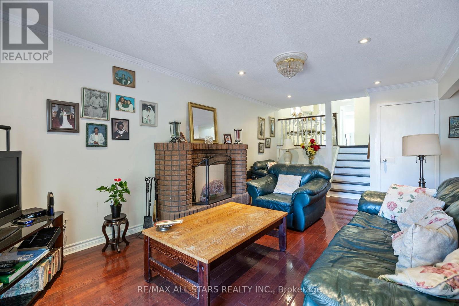 Photo 7 of 54 Kennaley Crescent E, Toronto ON