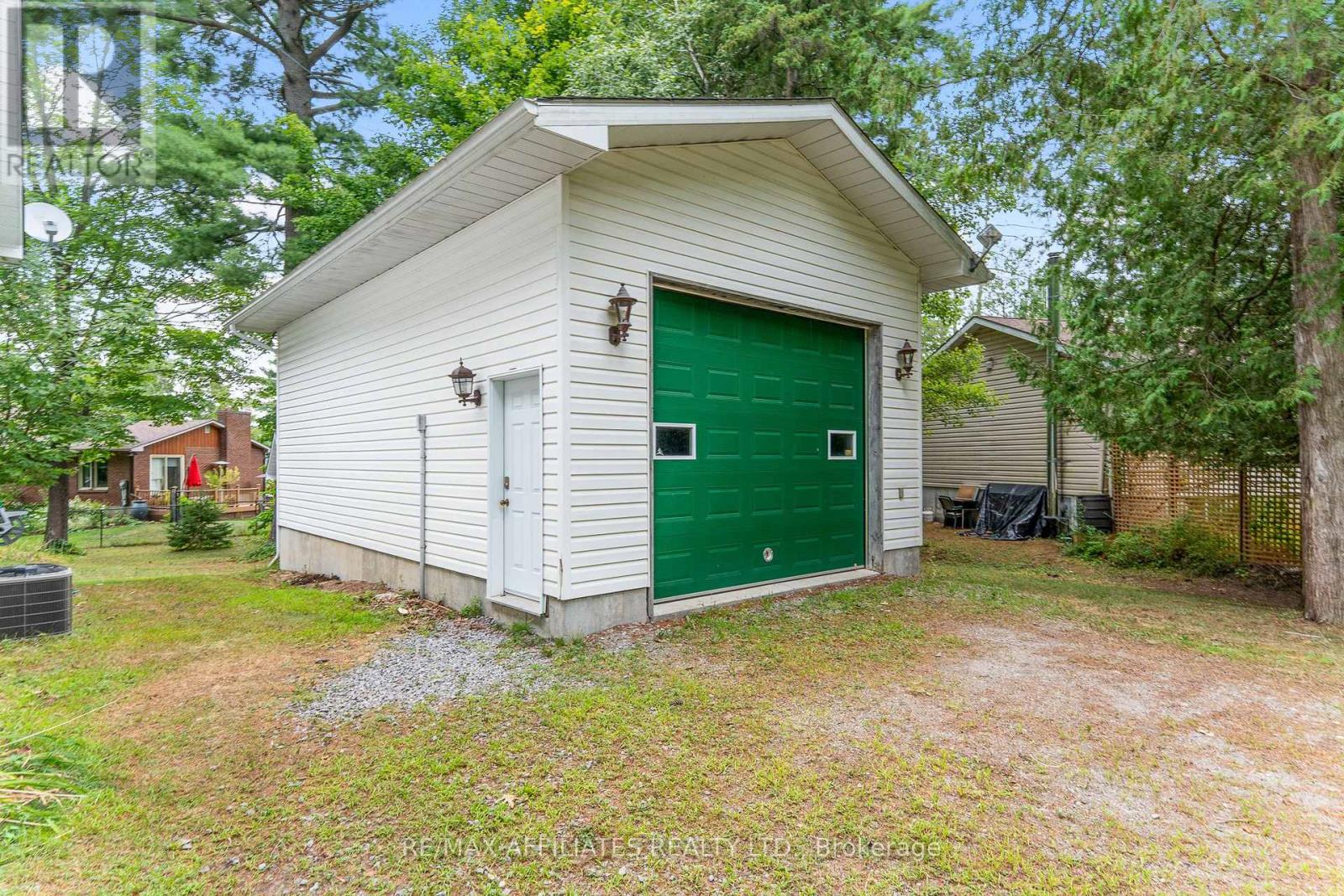 Detached Garage w/Heat & Electrical