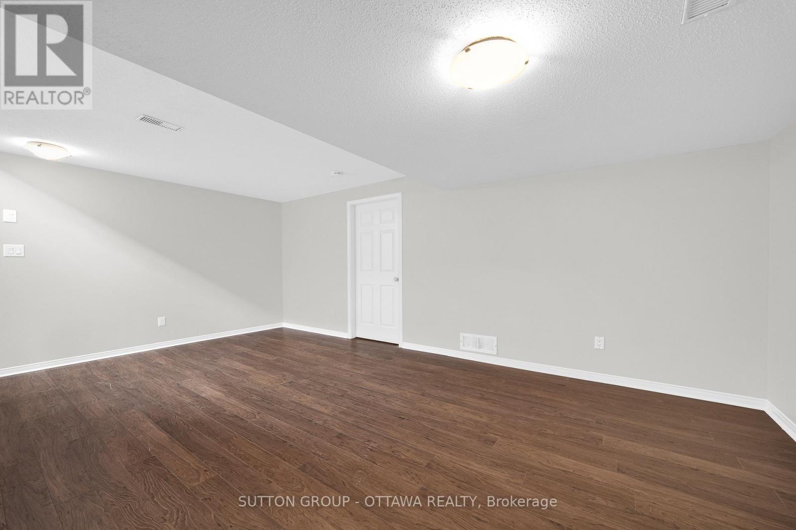 Photo 34 of 554 Ashbourne Crescent, Ottawa ON