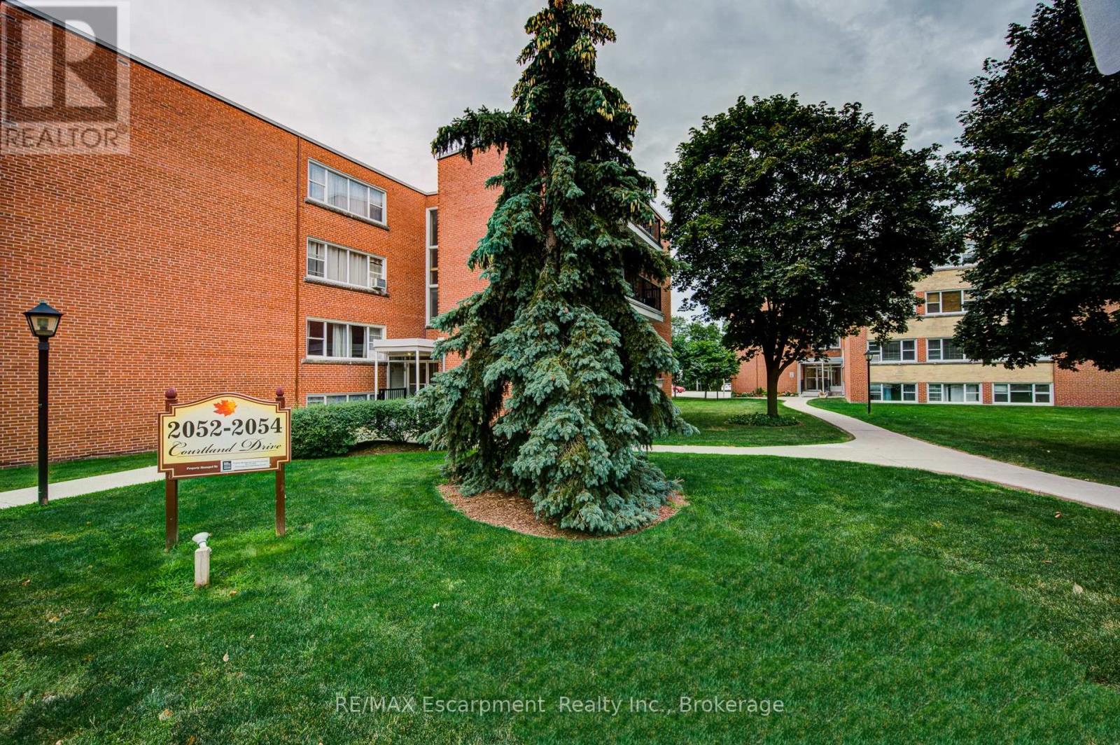 Photo 8 of 202 2052 Courtland Drive, Burlington ON