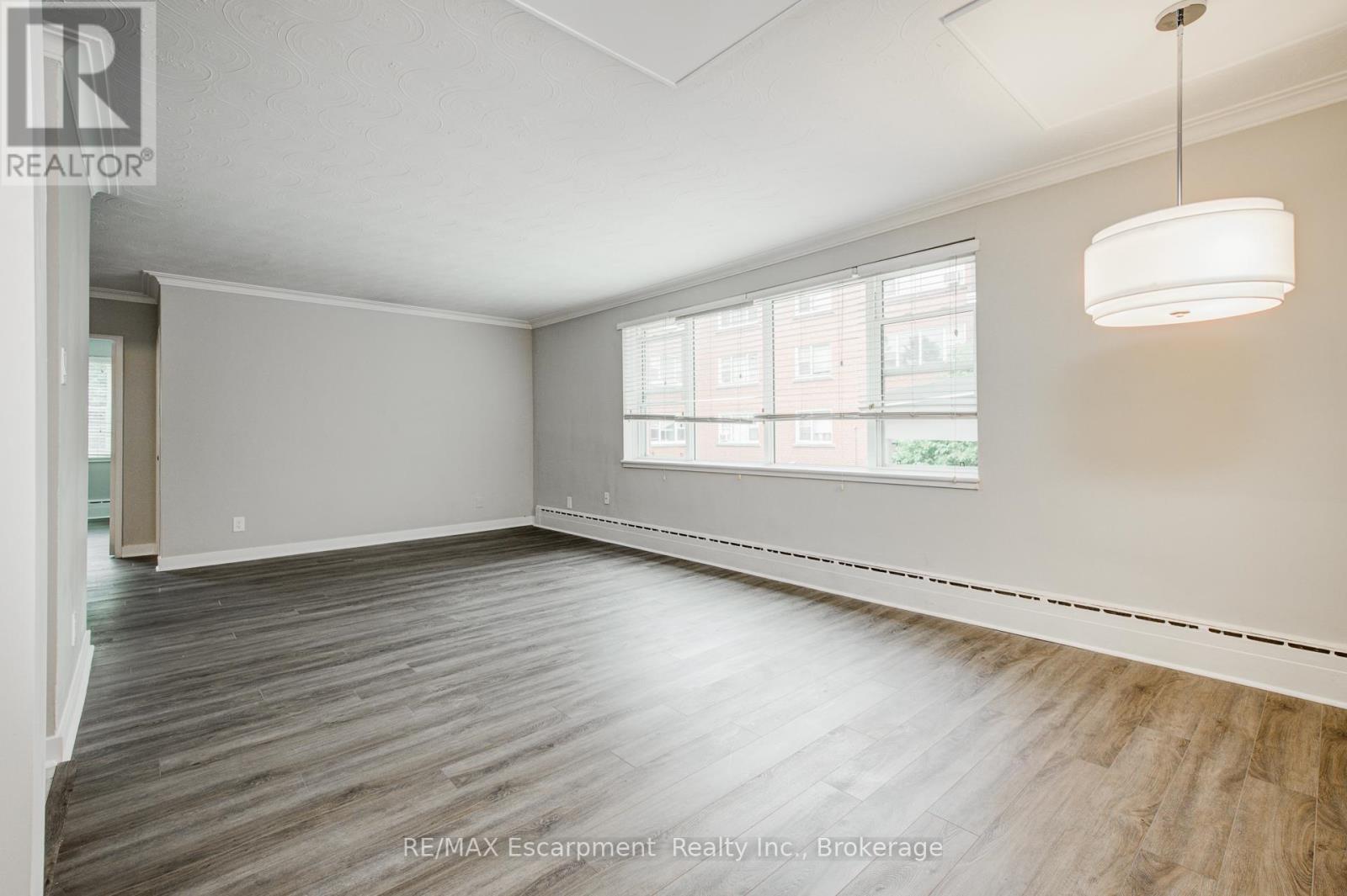 Photo 9 of 202 2052 Courtland Drive, Burlington ON